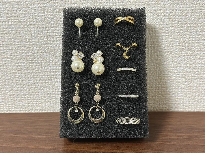 イヤリングと指輪を食器用スポンジの切り込みに差し込んだ画像（撮影：grapeライフハック編集部）