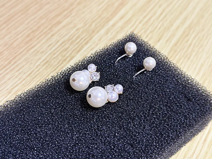 食器用スポンジにイヤリングを差し込んだ画像（撮影：grapeライフハック編集部）