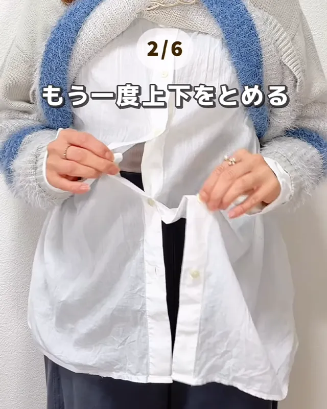 ベッキー（becky_kosodate）さんのInstagramのシャツの２番目のボタンを１番目の穴で留める場面