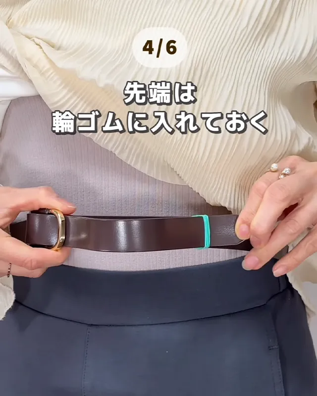 ベッキー（becky_kosodate）さんのInstagramの、ベルトを装着する場面