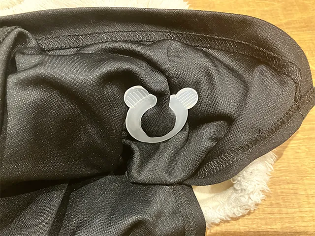 布団クリップで服を留める場面（撮影：grapeライフハック編集部）