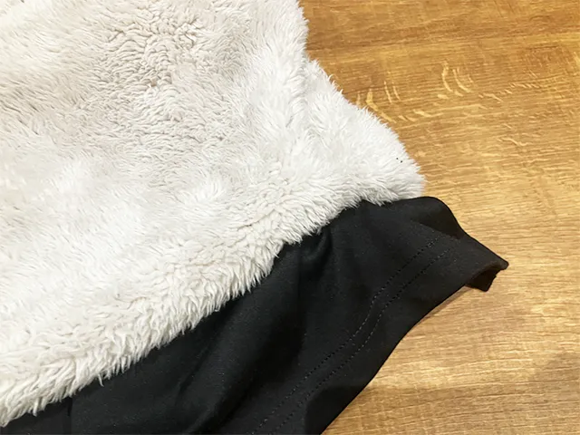 重ねた服を机に置いた状態（撮影：grapeライフハック編集部）