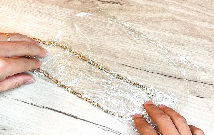 『ラップでアクセサリーを持ち運ぶ方法』の写真（撮影：キジカク）