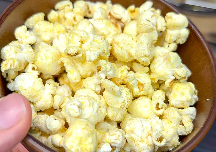 完成したコーンポタージュの風味のポップコーンの写真（撮影：キジカク）