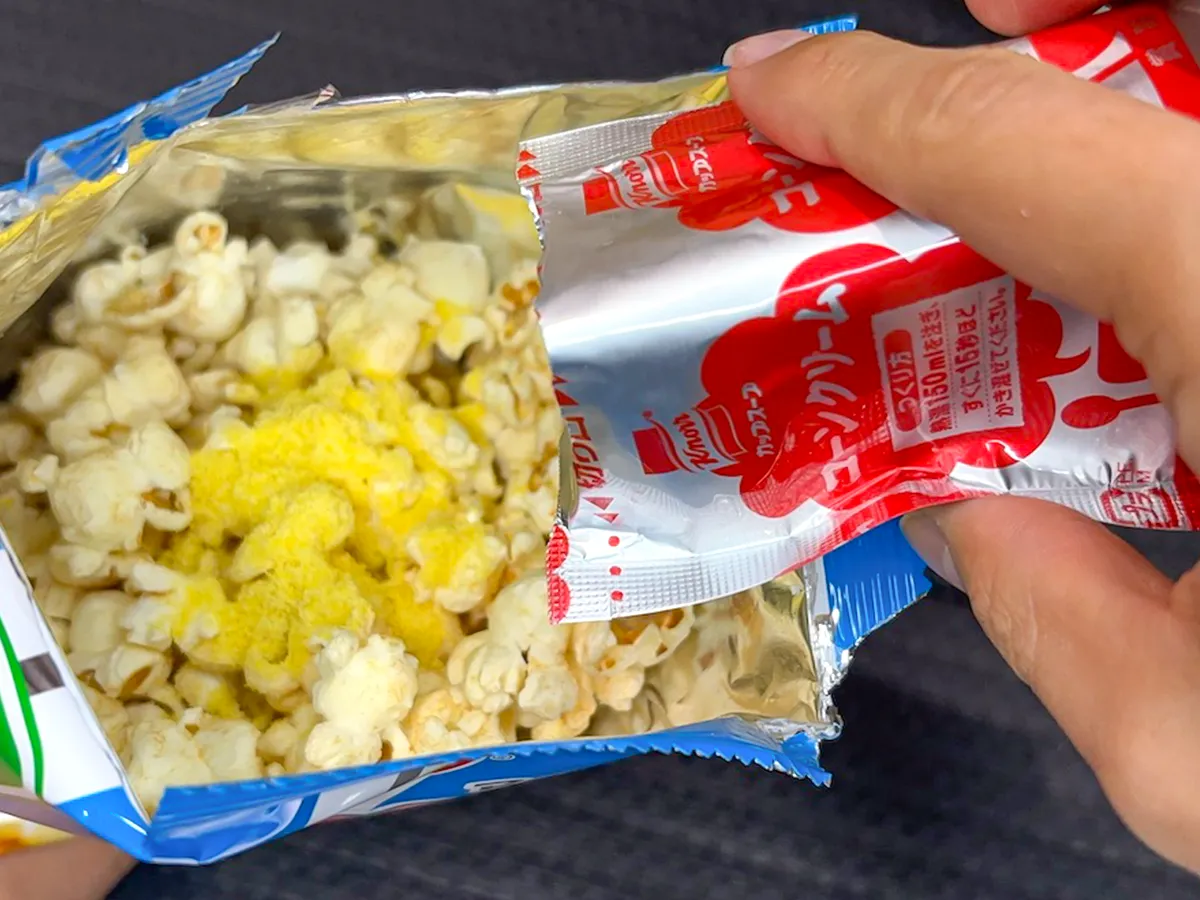 ポップコーンの袋にコーンポタージュの素を入れる写真(撮影:キジカク)