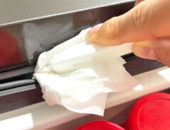 『ダイソー しなる隙間ヘラ』の使用写真（撮影：キジカク）