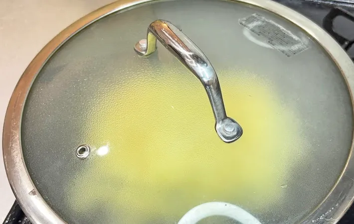 『カリカリ焼きそば』を蒸し焼きにする写真（撮影：キジカク）