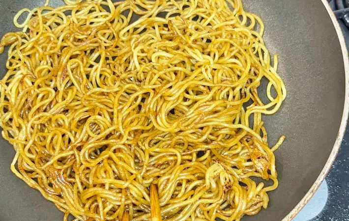 『カリカリ焼きそば』を炒める写真（撮影：キジカク）