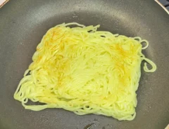 『カリカリ焼きそば』を作る写真（撮影：キジカク）