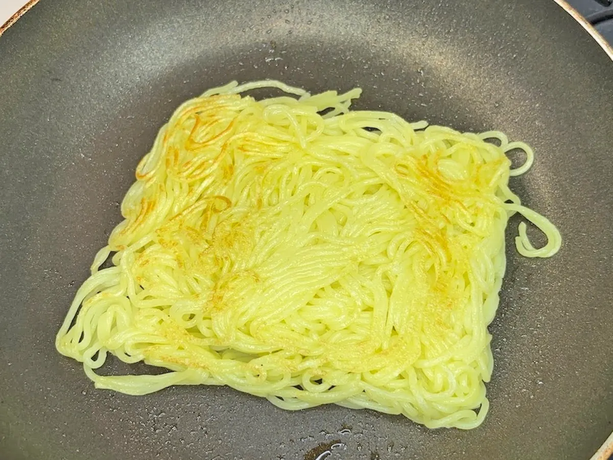 『カリカリ焼きそば』を作る写真（撮影：キジカク）