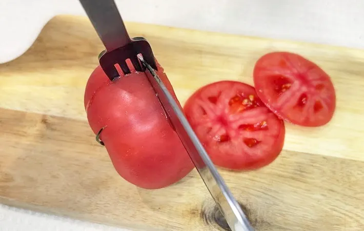 『フォークを使ったトマトの切り方』の写真（撮影：キジカク）