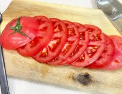 トマトの輪切りの写真（撮影：キジカク）