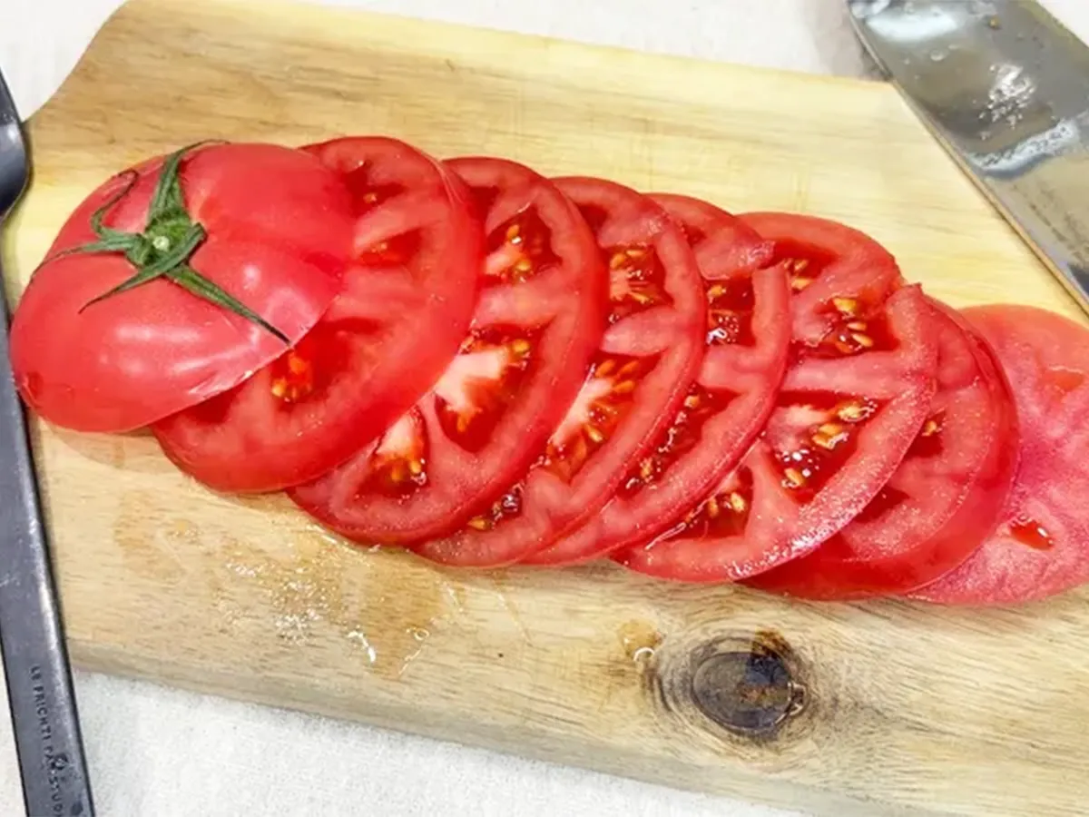 トマトの輪切りの写真（撮影：キジカク）