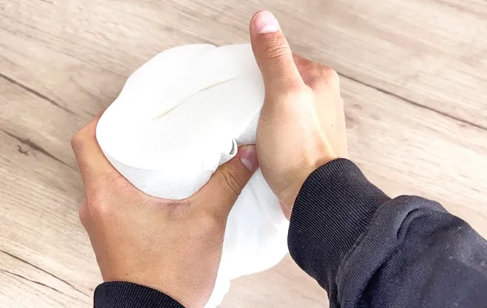 『トイレットペーパーの芯を外して持ち運ぶ方法』の写真（撮影：キジカク）