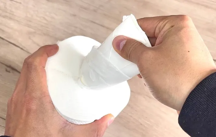 『トイレットペーパーの芯を外して持ち運ぶ方法』の写真（撮影：キジカク）