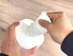 『トイレットペーパーの芯を外して持ち運ぶ方法』の写真（撮影：キジカク）