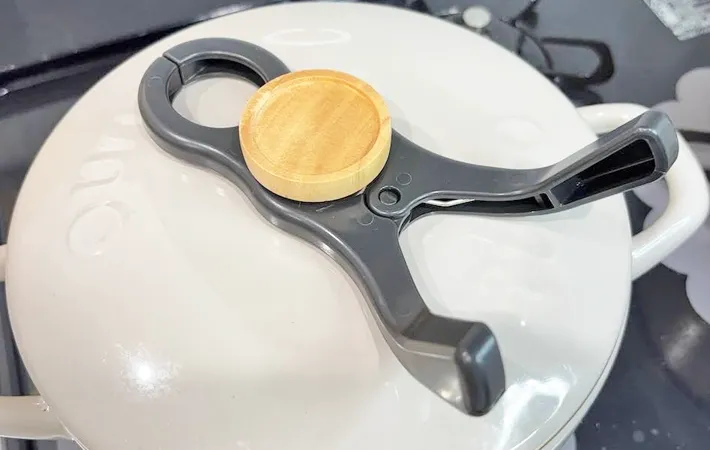 『ダイソー 挟む鍋ふたスタンド』の使用写真（撮影：キジカク）