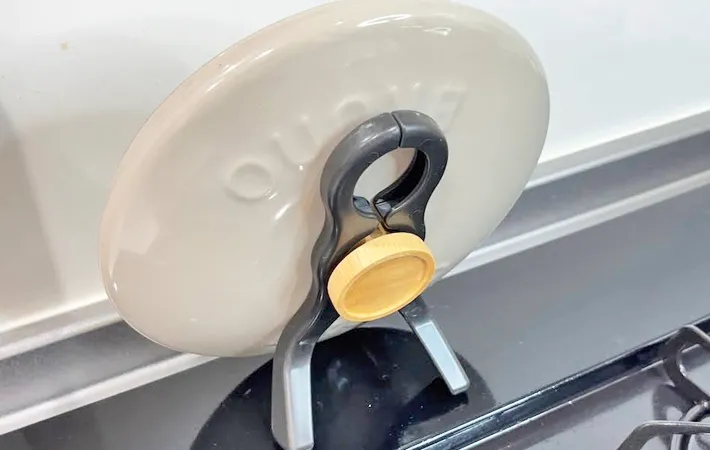 『ダイソー 挟む鍋ふたスタンド』の使用写真（撮影：キジカク）