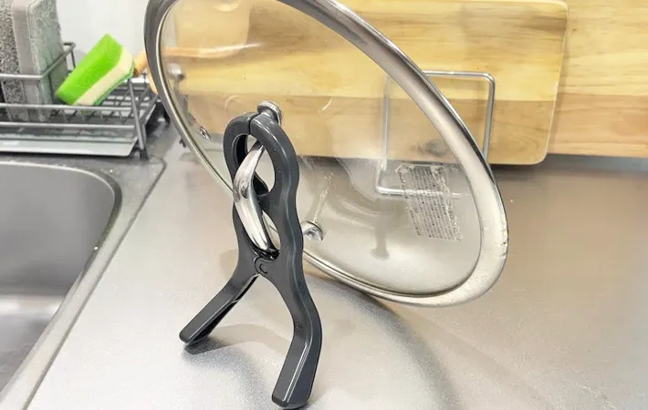 『ダイソー 挟む鍋ふたスタンド』の使用写真（撮影：キジカク）