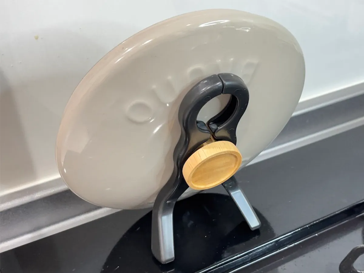 ダイソーの鍋蓋フックの写真（撮影：キジカク）