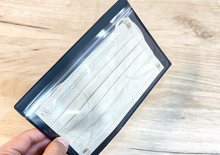 『片面クリアケース』にマスクを収納している写真（撮影：キジカク）