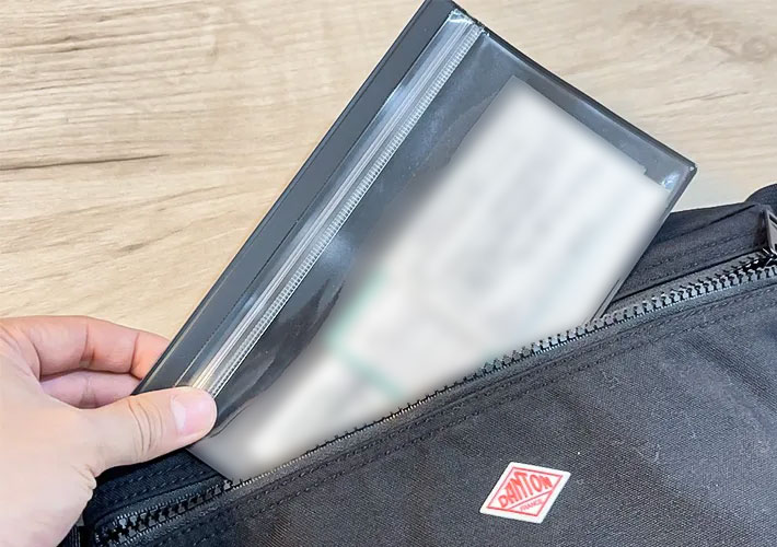 『片面クリアケース』にカード類を収納している写真（撮影：キジカク）