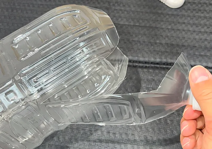 ペットボトルに縦に切り込みを入れた写真（撮影：キジカク）