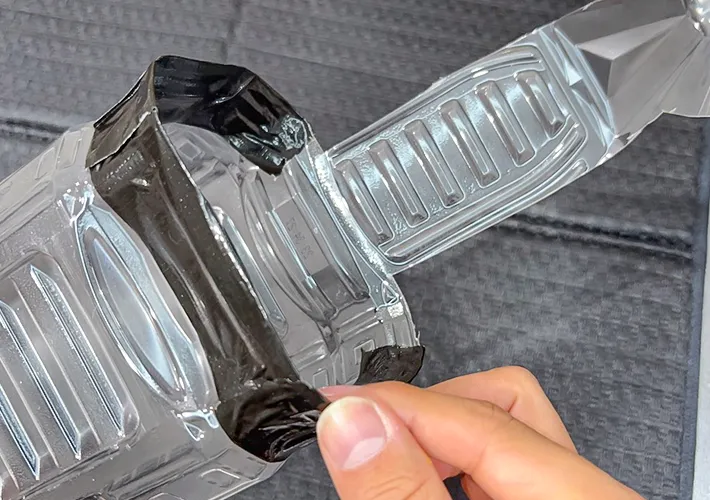 ペットボトルにテープを貼っている写真（撮影：キジカク）