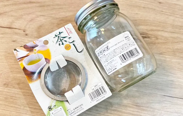 『セリア ガラスボトルと茶こし』の写真（撮影：キジカク）