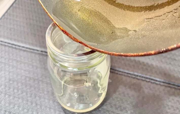 『セリア ガラスボトルと茶こし』の使用写真（撮影：キジカク）