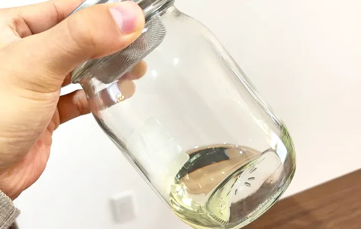 『セリア ガラスボトルと茶こし』の使用写真（撮影：キジカク）