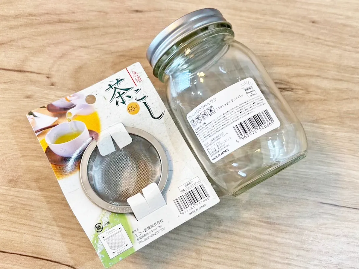 『セリア ガラスボトルと茶こし』の写真(撮影:キジカク)