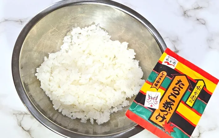 『お茶づけおむすび』を作る写真（撮影：キジカク）