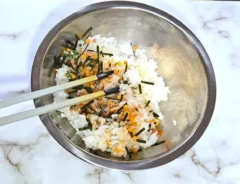 『お茶づけおむすび』を作る写真（撮影：キジカク）