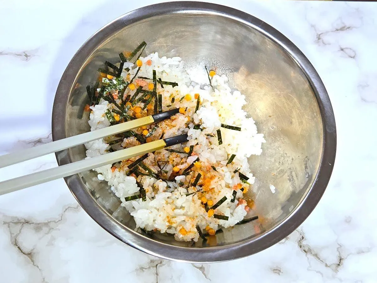 『お茶づけおむすび』を作る写真（撮影：キジカク）