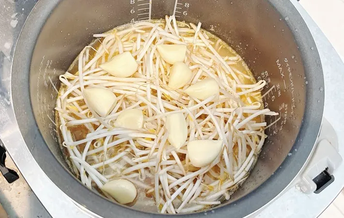 『丸美屋流・二郎風釜めし』を作る写真（撮影：キジカク）