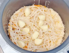 『丸美屋流・二郎風釜めし』を作る写真（撮影：キジカク）