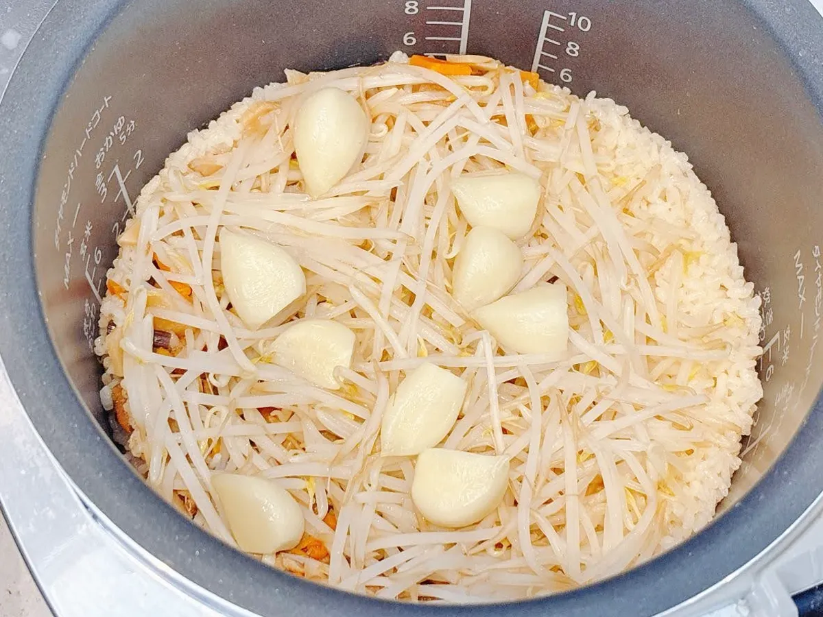 『丸美屋流・二郎風釜めし』を作る写真(撮影:キジカク)