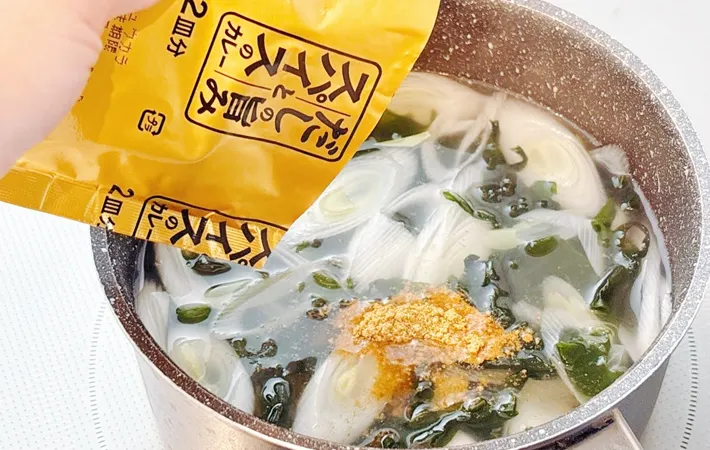 『スパイス香るわかめと豆腐のだしカレー』を作る写真（撮影：キジカク）