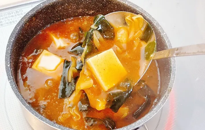 『スパイス香るわかめと豆腐のだしカレー』を作る写真（撮影：キジカク）