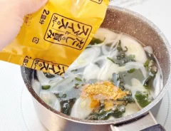 『スパイス香るわかめと豆腐のだしカレー』を作る写真（撮影：キジカク）