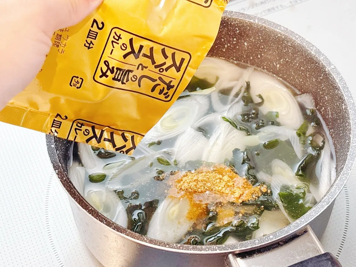 『スパイス香るわかめと豆腐のだしカレー』を作る写真（撮影：キジカク）