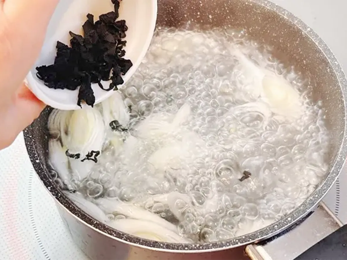 鍋に長ネギと乾燥ワカメを入れる写真（撮影：キジカク）