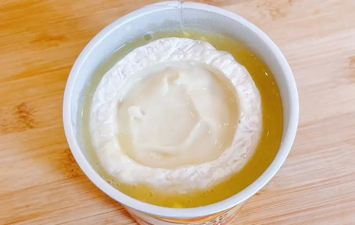 『なんちゃってーズフォンデュ』を作る写真（撮影：キジカク）