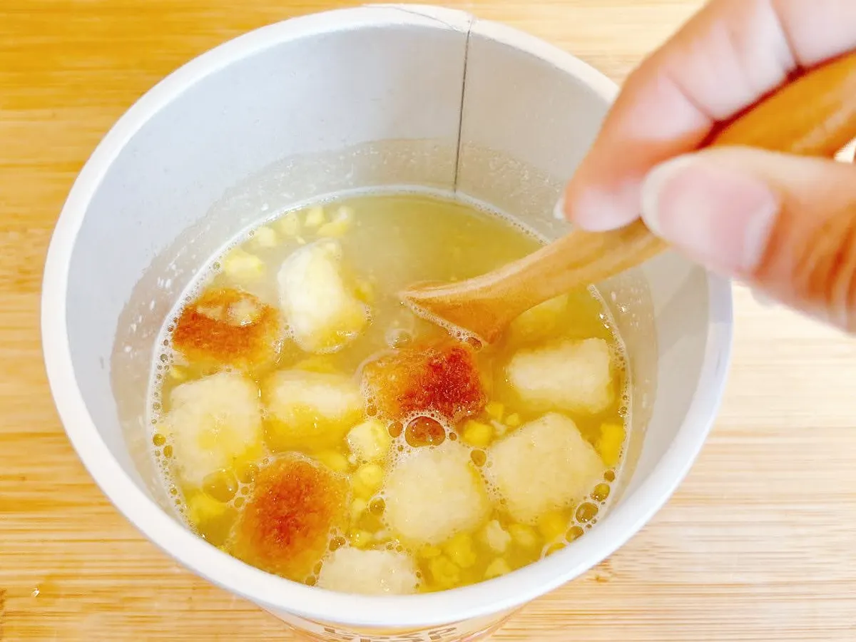 『なんちゃってーズフォンデュ』を作る写真（撮影：キジカク）