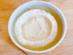 カップスープにカマンベールチーズを入れる写真（撮影：キジカク）