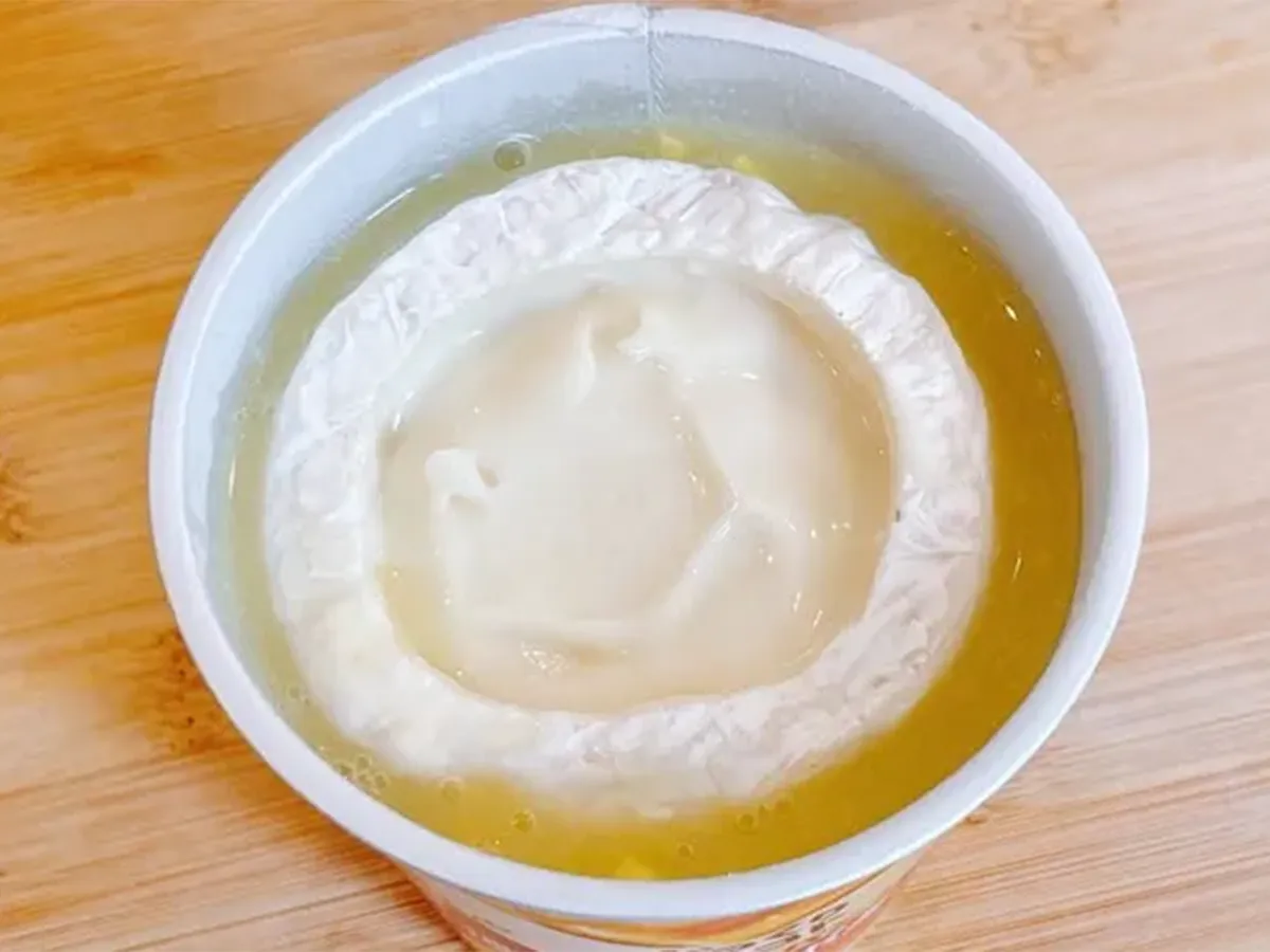 カップスープにカマンベールチーズを入れる写真(撮影:キジカク)