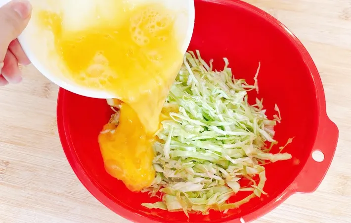 『焼きギョーザのお好み焼き風』を作る写真（撮影：キジカク）