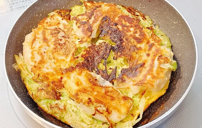 『焼きギョーザのお好み焼き風』を作る写真（撮影：キジカク）