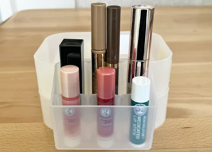コスメを収納した『薬味チューブポケット』の写真（撮影：grapeライフハック編集部）